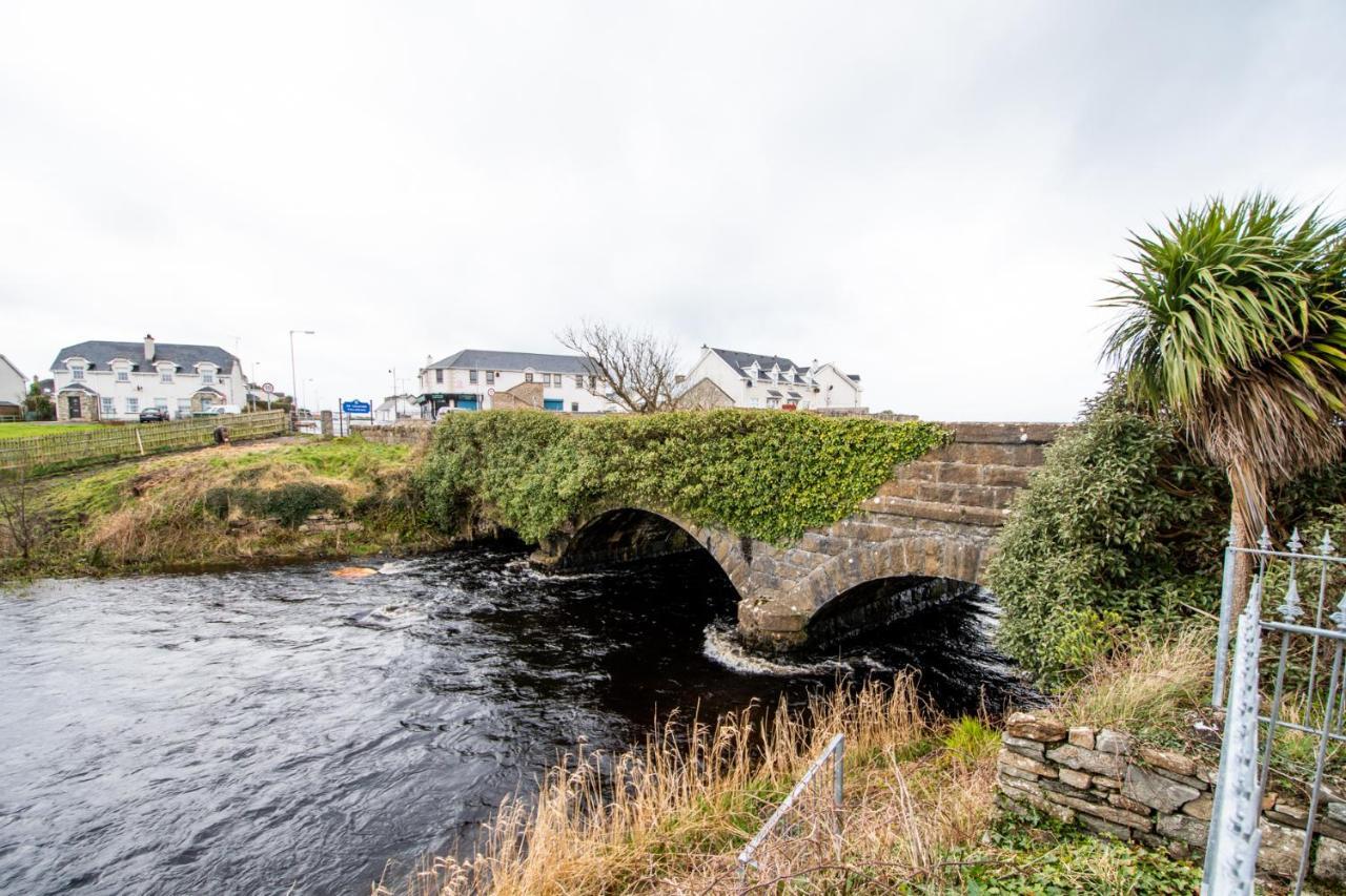 Beautiful Coastal House At The Drowes Rivermouth バンドラン エクステリア 写真