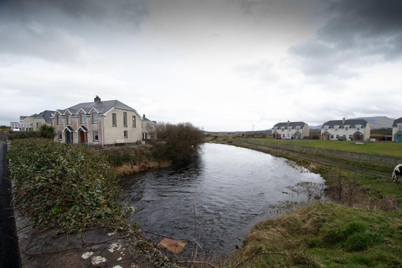 Beautiful Coastal House At The Drowes Rivermouth バンドラン エクステリア 写真