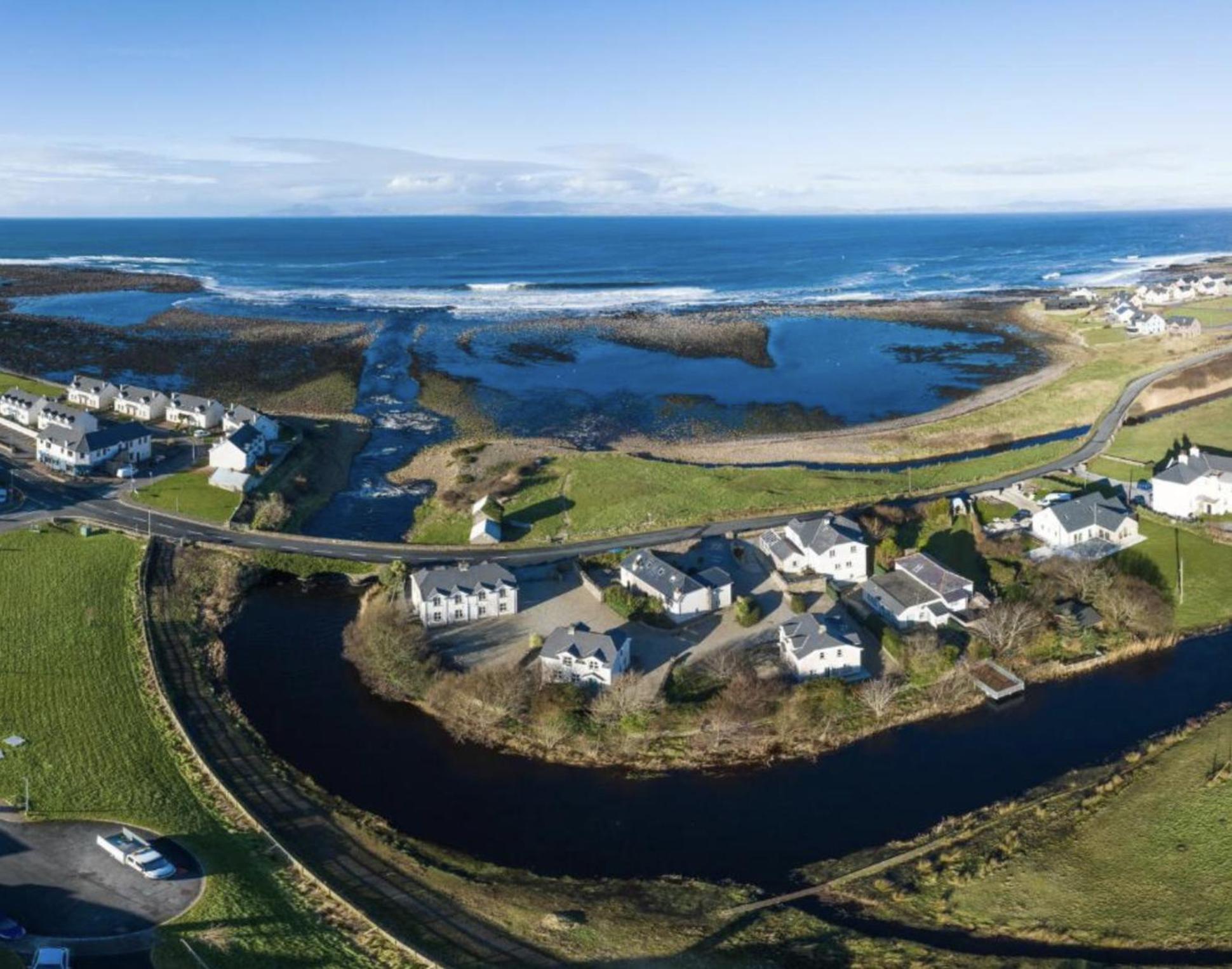 Beautiful Coastal House At The Drowes Rivermouth バンドラン エクステリア 写真